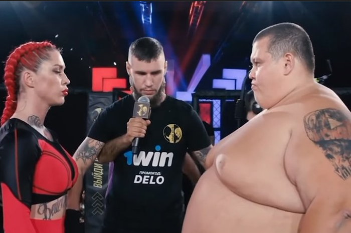Petarung MMA yang berlabuh di ajang saingan UFC, Bellator, Darina Madzyuk (kiri) dan musuhnya yang seberat 240 Kg.