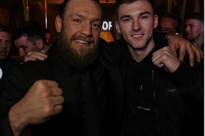 Ketika Conor McGregor (kiri) dan Kieran Tierney (kanan) berpose bersama. 
