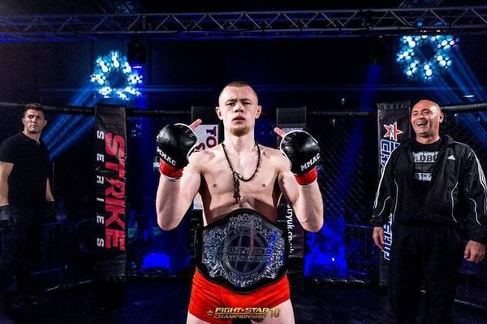 Petarung Cage Warriors, Jake Hadley.