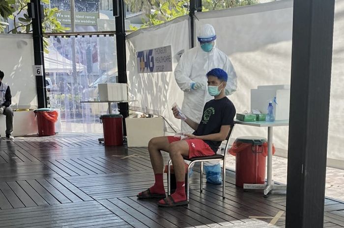 Pebulu tangkis ganda putra Indonesia, Fajar Alfian, menjalani tes usap PCR di Bangkok, Thailand, Jumat (8/1/2021).