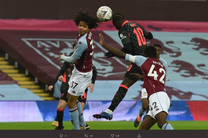 Penyerang Liverpool, Sadio Mane, mencetak gol sundulan ke gawang Aston Villa dalam laga Piala FA, Jumat (8/1/2021).