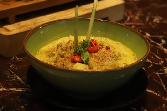 Laksa Tangera enriches with a plethora of spices, exuding rich aroma.