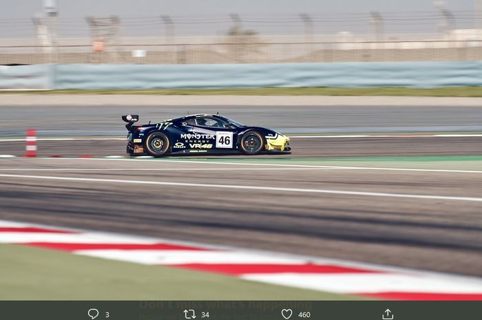 Aksi tim Monster VR46 Kessel yang diperkuat Valentino Rossi, Luca Marini, dan Alessio Salucci pada sesi latihan Gulf 12 Hours di Sirkuit Internasional Bahrain, Sakhir, Bahrain, 7 Januari 2021.
