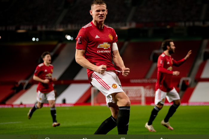 Gelandang Manchester United, Scott McTominay, mencetak gol kemenangan ke gawang Watford dalam ajang Piala FA, Sabtu (9/1/2021).