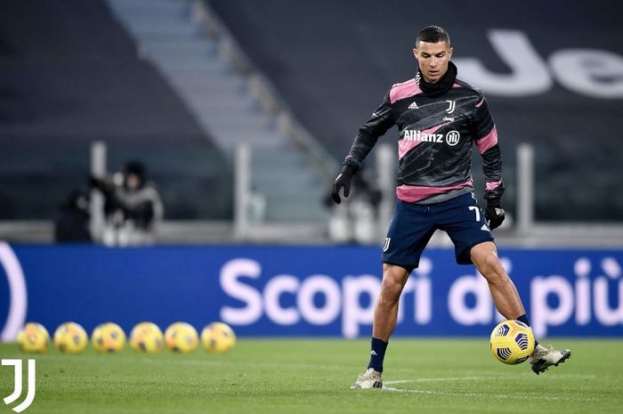 Megabintang Juventus, Cristiano Ronaldo, sedang pemanasan sebelum laga kontra Sassuolo pada Minggu (10/1/2021).