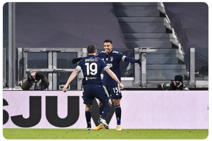 Danilo (kanan) merayakan gol yang dia cetak ke gawang Sassuolo bersama Leonardo Bonucci dalam laga Juventus vs Sassuolo yang dimainkan Minggu (10/1/2021).