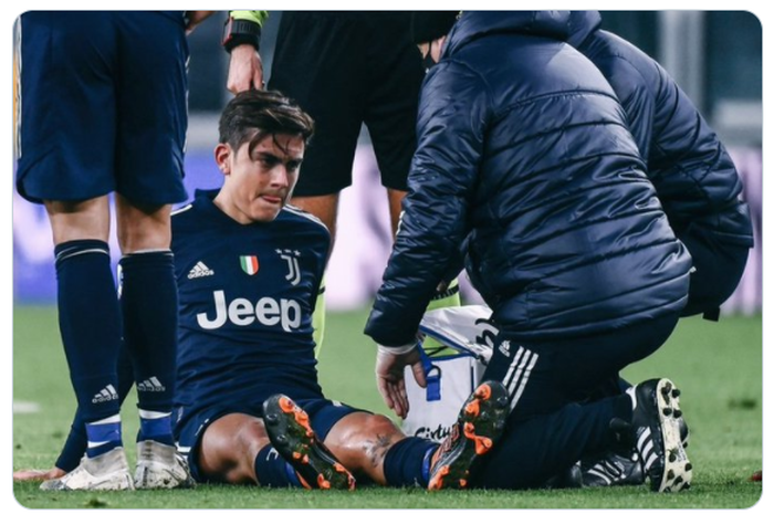 Paulo Dybala menerima penanganan dari tim medis usai mendapat cedera kala bermain di laga Juventus vs Sassuolo.