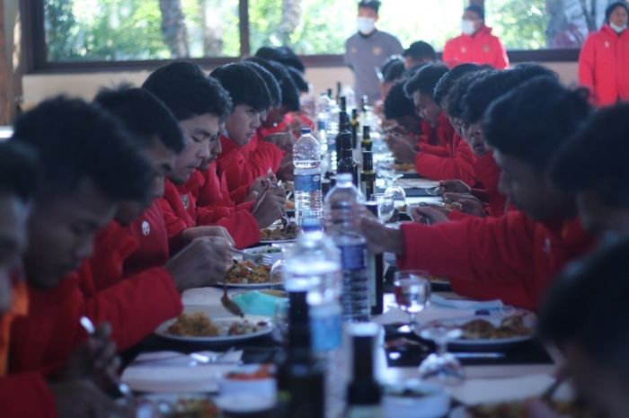 Para pemain timnas U-19 Indonesia makan bersama saat menjalani pemusatan latihan di Spanyol.