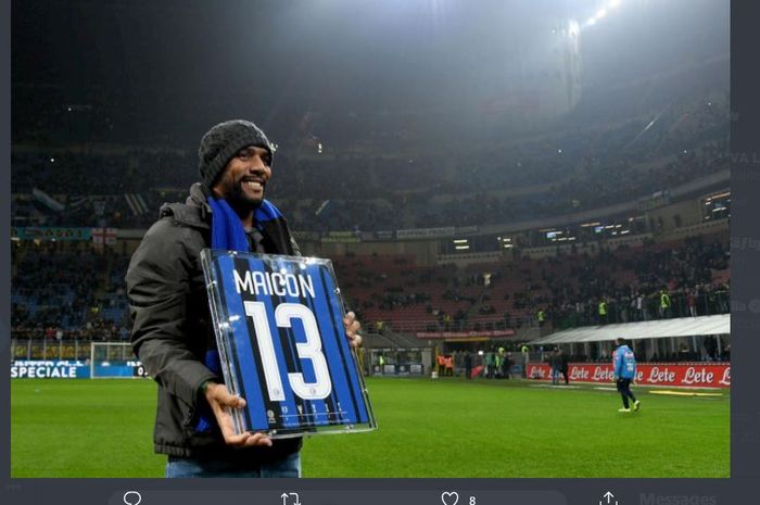 Maicon saat mendapatkan penghargaan dari Inter Milan sebagai salah satu legenda klub.