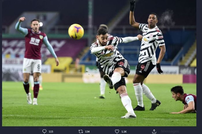 Bruno Fernandes melepaskan tembakan dalam duel Burnley vs Manchester United di Liga Inggris, 12 Januari 2021.