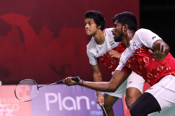 Pasangan ganda putra India, Satwiksairaj Rankireddy/Chirag Shetty (kiri), ketika menghadapi Mohammad Ahsan/Hendra Setiawan pada babak kedua Thailand Open I 2021 di Impact Arena, Bangkok, Thailand, 14 Januari 2021.