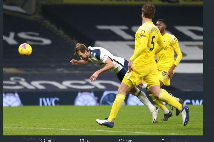 Harry Kane mencetak gol Tottenham Hotspur ke gawang Fulham pada laga Liga Inggris, 13 Januari 2021.