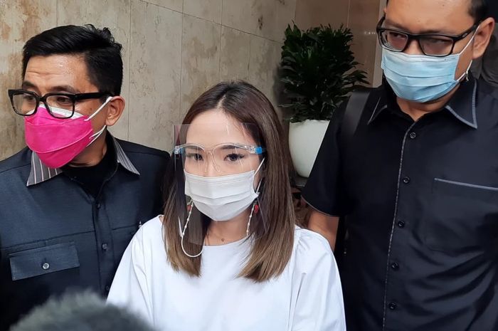 Lakukan Wajib Lapor Hari Ini, Gisella Anastasia Sapa Awak Media: Hai!