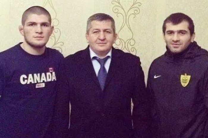 Eks jagoan UFC, Khabib Nurmagomedov (kiri), almarhum ayahnya, Abdulmanap Nurmagomedov (tengah) dan Eldar Eldarov (kanan).