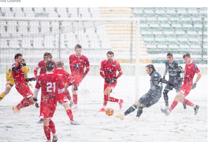 Lechia Gdansk berhasil menang 3-0 dalam uji cobanya melawan Sokol Ostroda di tengah guyuran salju lebat, Jumat (15/1/2021).