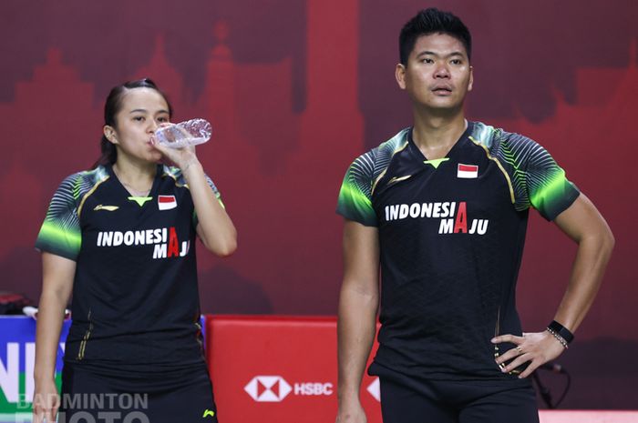 Pasangan ganda campuran Indonesia, Praveen Jordan/Melati Daeva Oktavianti, rehat sejenak pada pertandingan perempat final Thailand Open I 2021 di Impact Arena, Bangkok, Thailand, Jumat (15/1/2021).