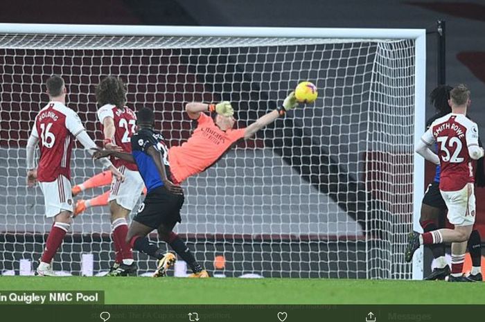 Kiper Arsenal, Bernd Leno, melakukan penyelamatan dalam duel Liga Inggris melawan Crystal Palace, 14 Januari 2021.