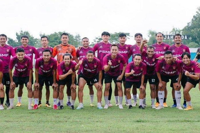 Para pemain Persebaya Surabaya dan Arema FC saat berlatih bersama.