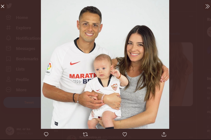 Mantan bintang Manchester United, Javier Hernandez bersama istrinya, Sarah Kohan dan putra pertama mereka, Noah Hernandez.
