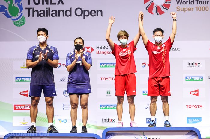 Ganda campuran Thailand, Sapsiree Taerattanachai/Dechapol Puavaranukroh (kanan) merebut gelar juara Thailand Open I 2021 didampingi pasangan Indonesia, Praveen Jordan/Melati Daeva Oktavianti (kiri) sebagai runner up.
