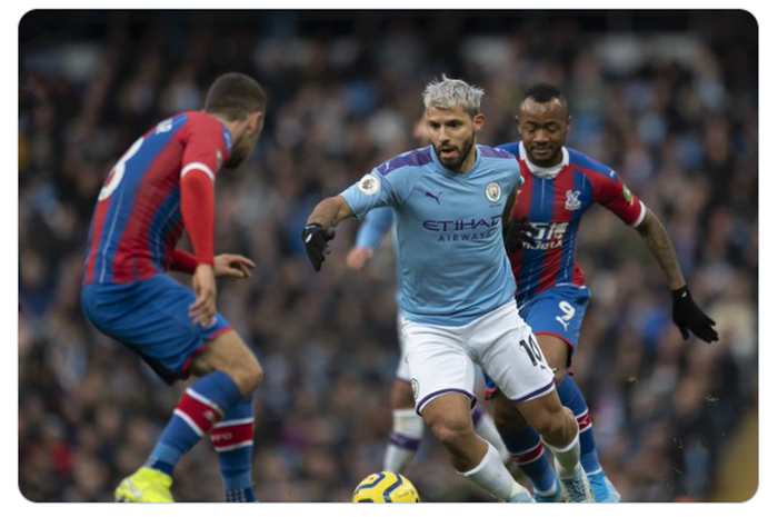 Striker Manchester City, Sergio Aguero (tengah), kala berusaha melewati pemain Crystal Palace, James McArthur dalam sebuah pertandingan Liga Inggris 2019-2020.