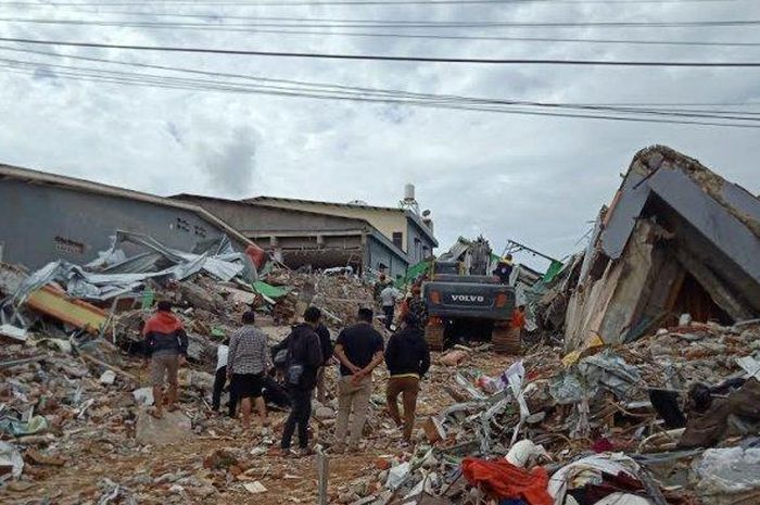 Proses Evakuasi korban gempa mMamuju oleh tim sar gabungan. Direktur Akademi PSM Makassar, Febriyanto, menginformasikan rumahnya ikut roboh saat gempa terjadi.