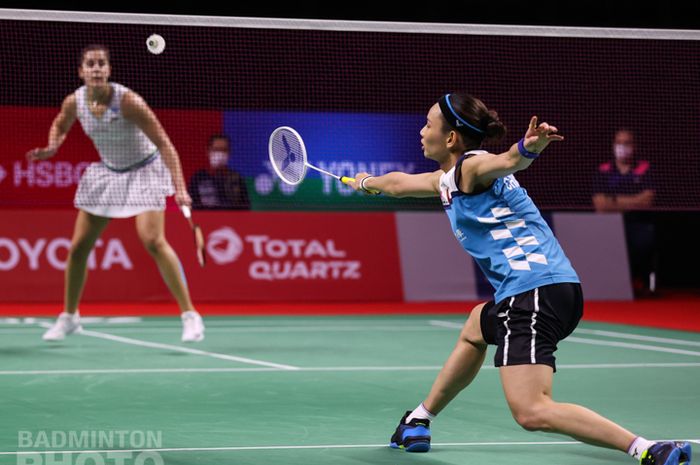 Aksi Tai Tzu Ying (kanan) saat melawan Carolina Marin pada final Thailand Open I 2021 di Impact Arena, Bangkok, Thailand, 17 Januari 2021.