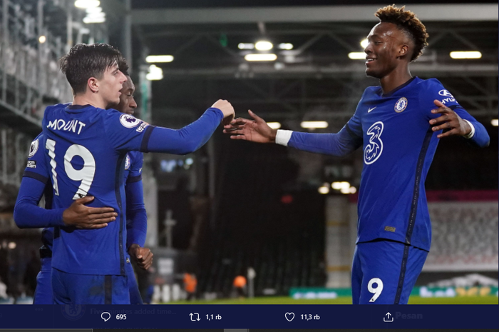 Para pemain Chelsea merayakan gol Mason Mount ke gawang Fulham