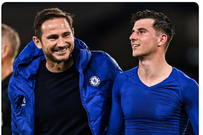 Mason Mount (kanan) dan pelatihnya di Chelsea, Frank Lampard.