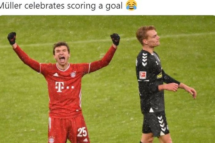 Striker Bayern Muenchen, Thomas Mueller, merayakan gol yang dicetak ke gawang Freiburg dalam laga Bundesliga di Stadion Allianz Arena, Minggu (17/1/2020).