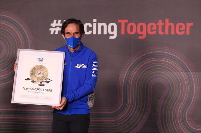Mantan manajer Tim Suzuki, Davide Brivio, ketika menerima penghargaan sebagai juara kategori tim pada MotoGP 2020 di Sirkuit Algarve, Portimao, Portugal, 22 November 2020.