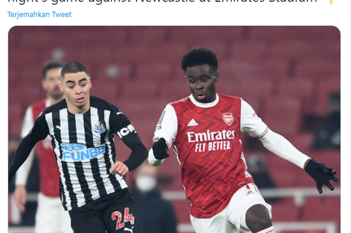 Winger Arsenal, Bukayo Saka (kanan) berduel dengan pemain Newcastle United, Miguel Almiron dalam pertandingan putaran ketiga Piala FA 2020-2021.