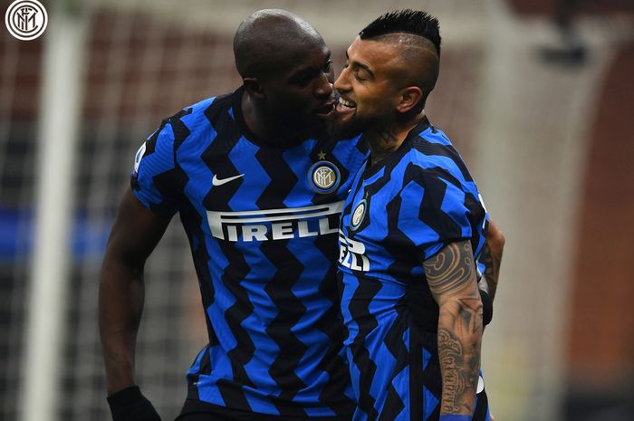 Striker Inter Milan, Romelu Lukaku dan Arturo Vidal berbicara dalam laga Liga Italia melawan Juventus, Minggu (17/1/2021).