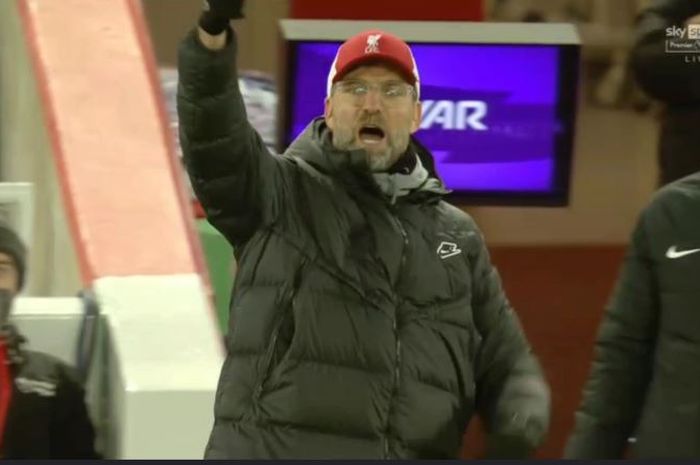 Pelatih Liverpool, Juergen Klopp, berteriak dalam laga Liga Inggris kontra Manchester United di Stadion Anfield, Minggu (17/1/2020).