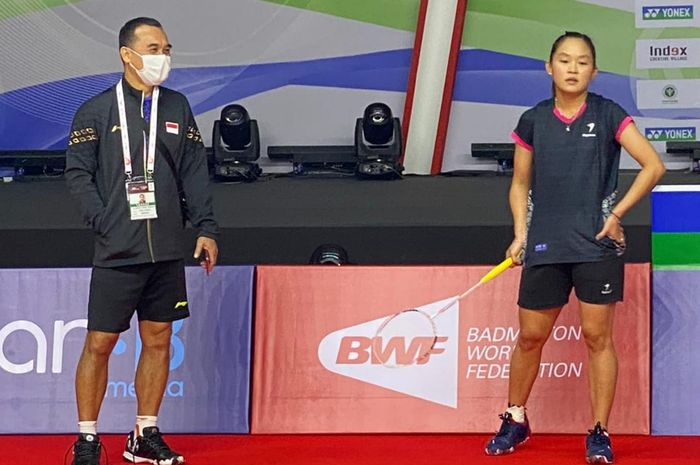 Kabid Binpres PP PBSI Rionny Mainaky (kiri) bersama Ruselli Hartawan (tunggal putri) pada Thailand Open I 2021 di Impact Arena, Bangkok.