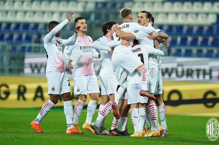 Para pemain AC Milan merayakan gol ke gawang Cagliari dalam laga pekan ke-18 Liga Italia 2020-2021 di di Stadion Sardegna Arena, Senin (18/1/2021) waktu setempat atau Selasa pukul 02.45 WIB.