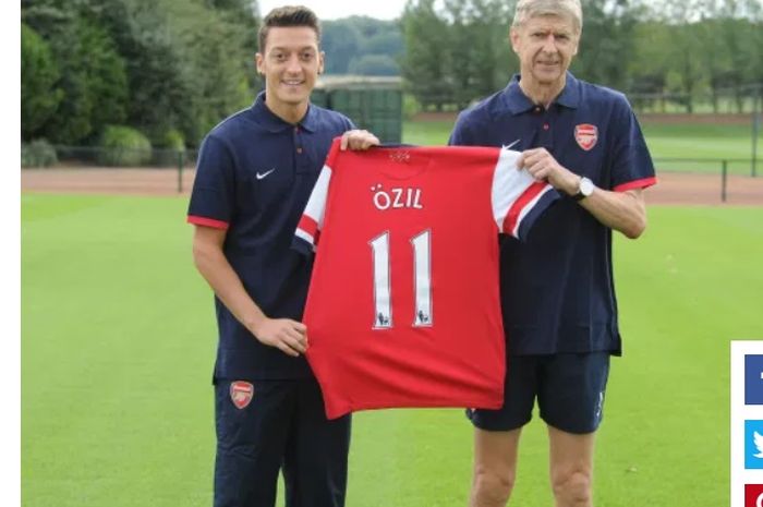 Mesut Oezil Ketika Dikenalkan sebagai Pemain Arsenal oleh Arsene Wenger pada 2013