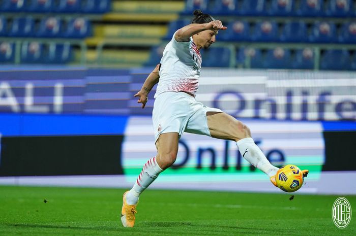 Penyerang AC Milan, Zlatan Ibrahimovic, mencetak gol ke gawang Cagliari dalam laga pekan ke-18 Liga Italia 2020-2021 di di Stadion Sardegna Arena, Senin (18/1/2021) waktu setempat atau Selasa pukul 02.45 WIB.