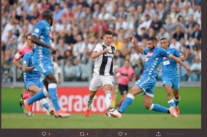 Cristiano Ronaldo beraksi dalam partai Juventus melawan Napoli.