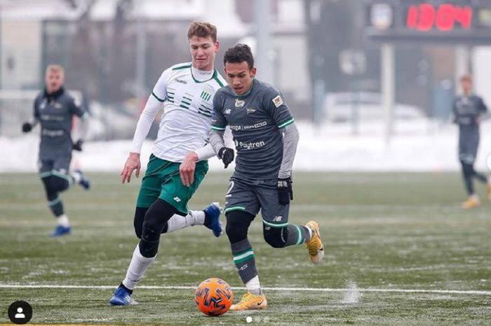 Egy Maulana Vikri (kanan) menguasai bola saat membela Lechia Gandsk kontra Olimpia Grudziadz dalam uji coba di Sopot, Polandia, Selasa (19/1/2021) siang waktu setempat atau malam WIB. Bintang Timnas U-22 Indonesia kembali tampil melawan Wisla Plock dan menang 2-0.