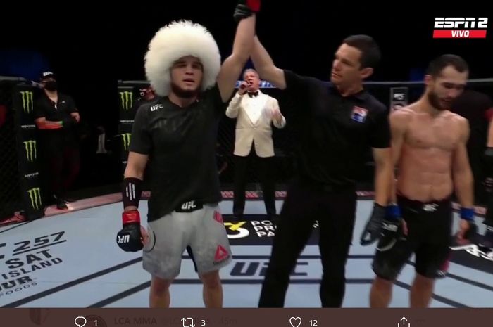 Saudara sepupu Khabib Nurmagomedov, Umar Nurmagomedov, meraih kemenangan dalam laga debutnya di UFC, Rabu (20/1/2021) di Abu Dhabi.