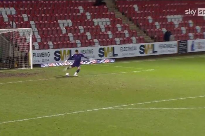 Kiper Newport County, Tom King, mencetak gol dalam laga League Two melawan Cheltenham Town di Stadion Jonny-Rocks, Rabu (19/1/2021).