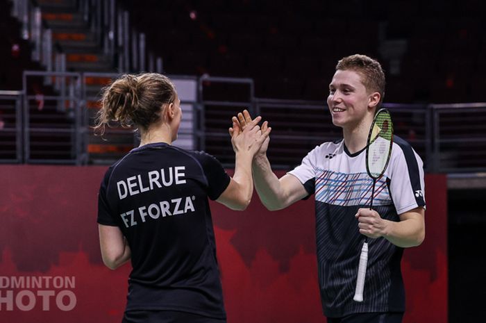 Pasangan ganda campuran Prancis, Thom Gicquel/Delphine Delrue, melakukan selebrasi usai mengalahkan unggulan kedua asal Indonesia, Praveen Jordan/Melati Daeva Oktavianti, 14-21, 21-9, 21-13 pada babak pertama Thailand Open II 2021 di Impact Arena, Bangkok, Thailand, Rabu (20/1/2021).