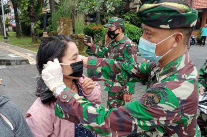 TNI AD di Bali Bagikan 1.300 Masker untuk Masyarakat ...