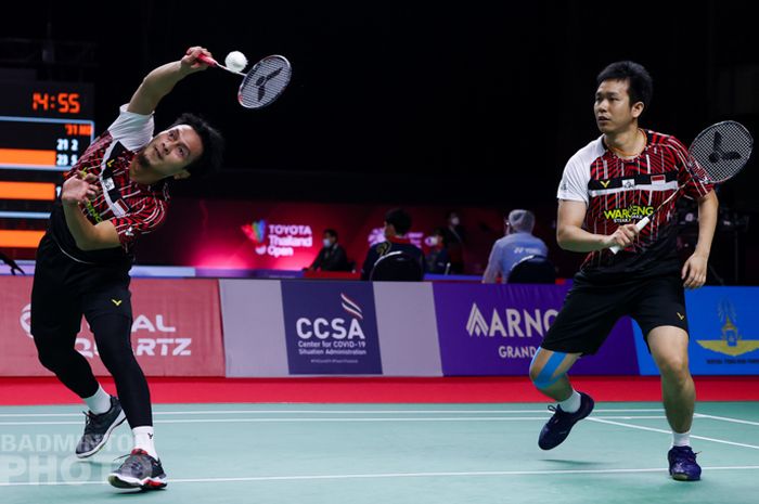 Pasangan ganda putra Indonesia, Mohammad Ahsan/Hendra Setiawan, saat menjalani laga babak kesatu Thailand Open II 2021 di Impact Arena, Bangkok, Thailand, Rabu (20/1/2021)