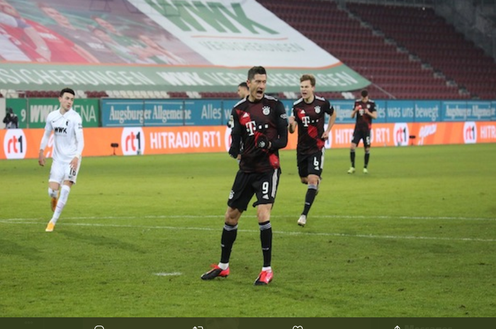 Penyerang Bayern Muenchen, Robert Lewandowski, menjadi pahlawan kemenangan timnya atas Augsburg di pekan ke-17 Bundesliga