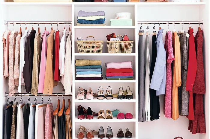 7 Kesalahan Menyimpan Baju di Lemari yang Bikin Baju Kita Rusak