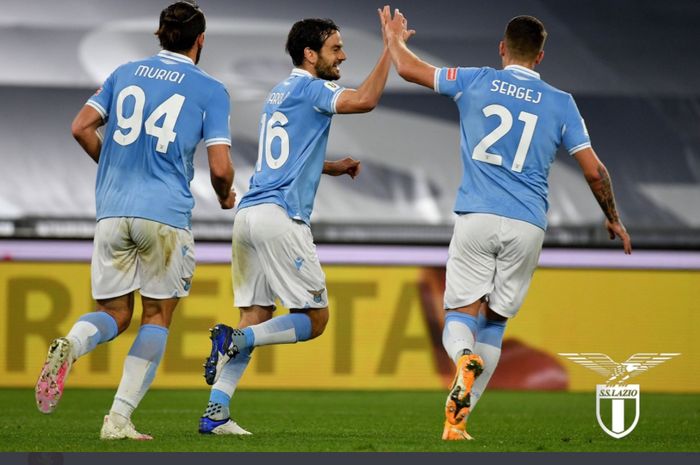 Pemain Lazio merayakan gol Marco Parolo dalam laga Coppa Italia melawan Parma, Kamis (21/1/2021) di Stadion Olimpico.