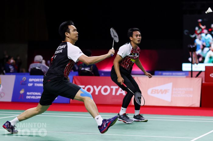 Pasangan ganda putra Indonesia, Mohammad Ahsan/Hendra Setiawan, saat menjalani pertandingan babak kesatu Thailand Open II 2021 di Impact Arena, Bangkok, Thailand, Rabu (20/1/2021).