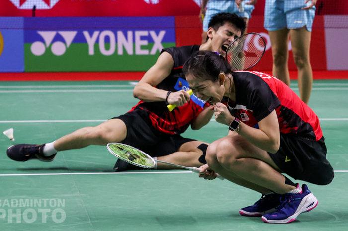 Pasangan ganda campuran Malaysia, Hoo Pang Ron/Cheah Yee See, saat selebrasi karena menembus semifinal Thailand Open II 2021. 